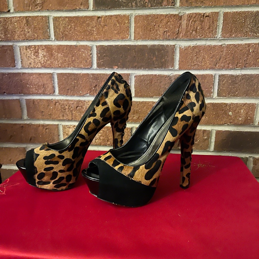Wallpaper platform pump size 7 1/2